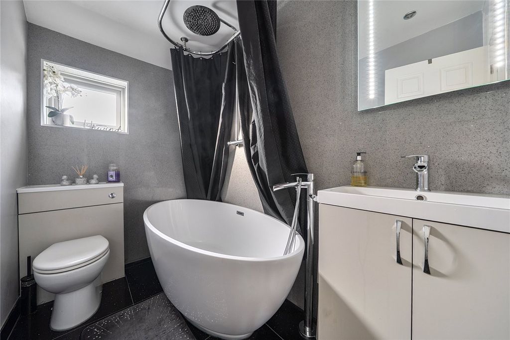 Property photo 3 of 22 Family Bathroom