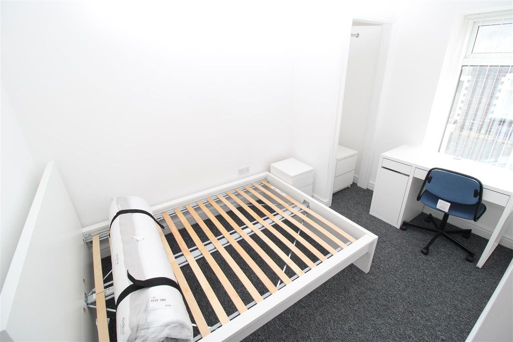 Property photo 3 of 7 Bright Modern Bedroom With Dedicated Study Area...