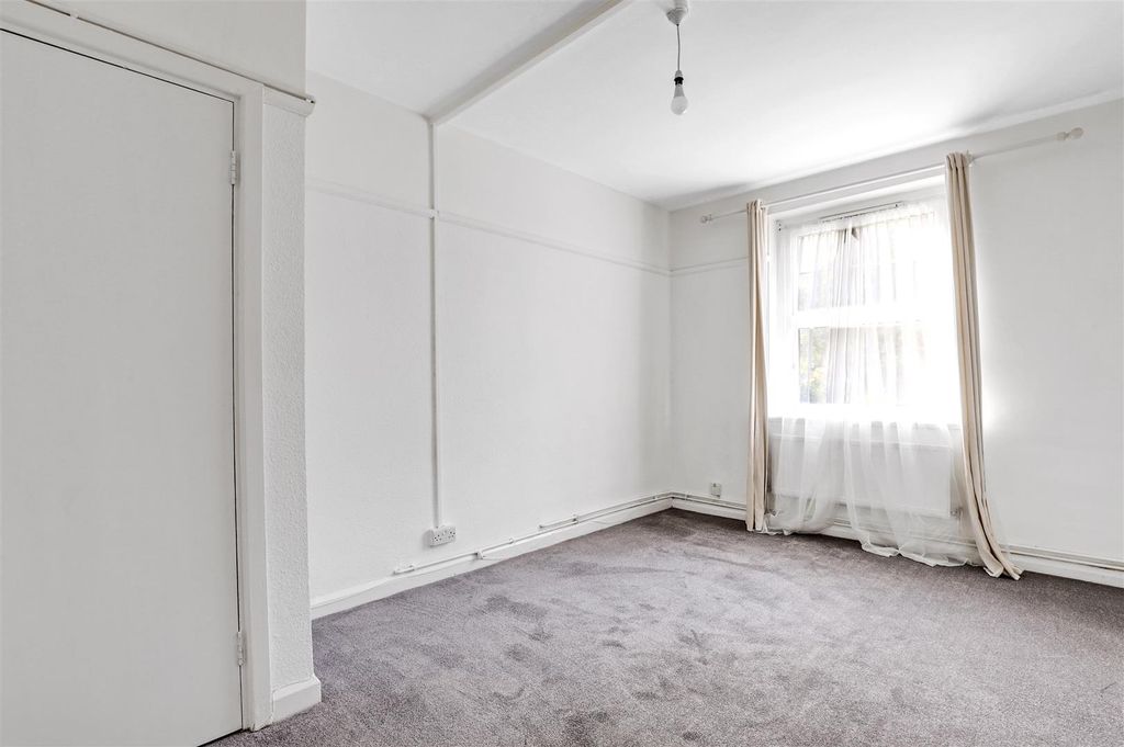 Property photo 1 of 14 01-E320Jhhfi - 3 Heatfield Garden - 2.Jpg