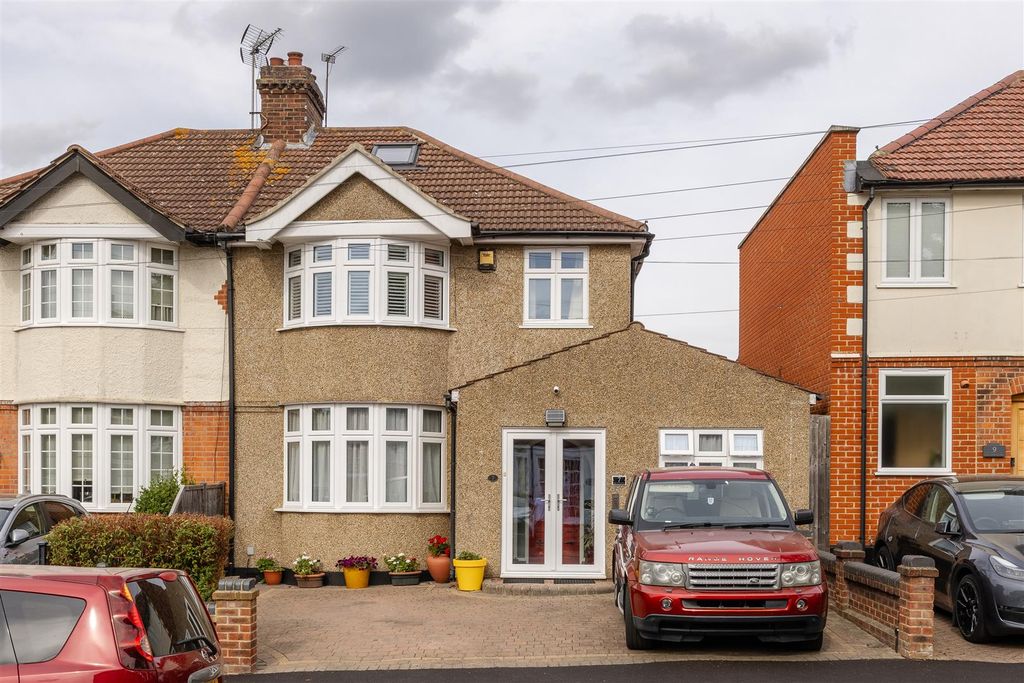 Property photo 1 of 45 Dale View, E4