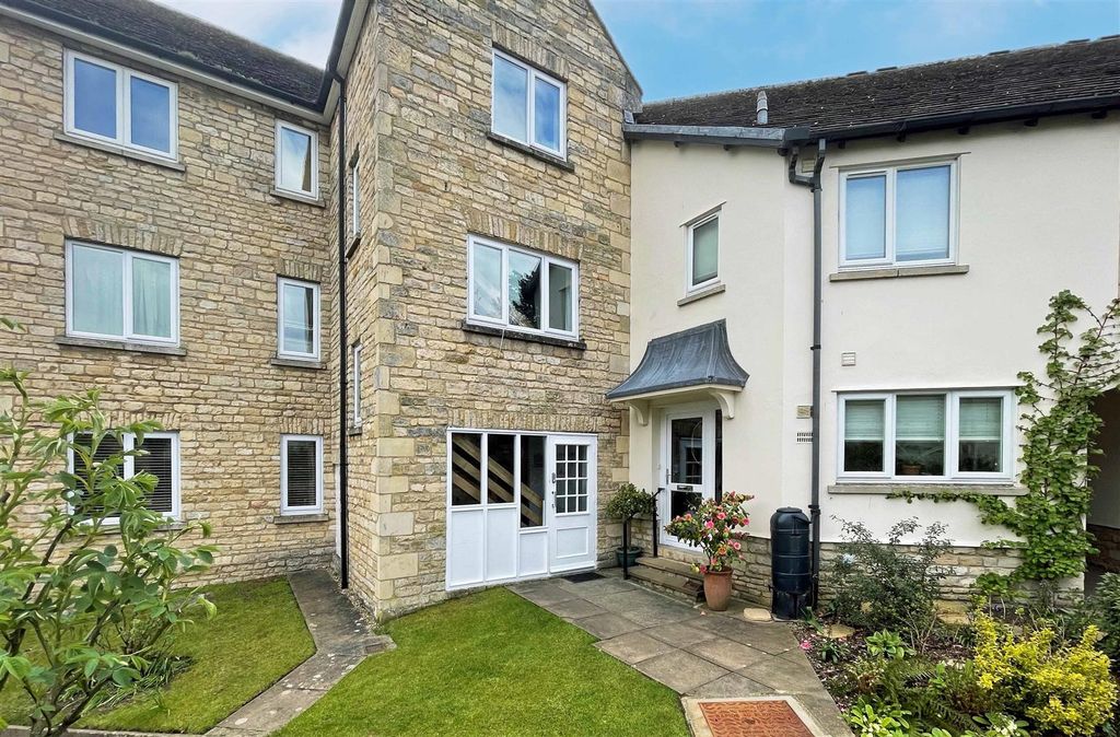 Property photo 1 of 7 Warrenne Keep, Stamford