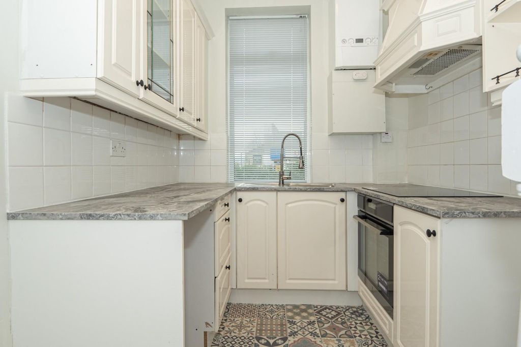 Property photo 3 of 25 Kitchen