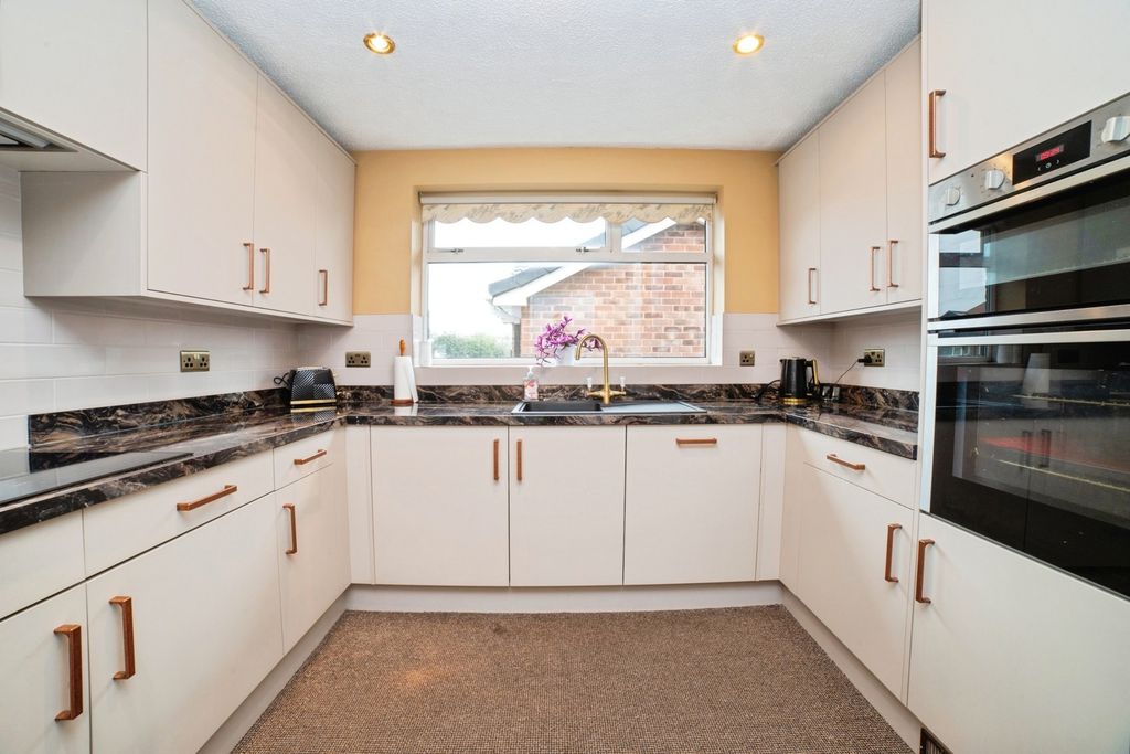 Property photo 2 of 17 Kitchen