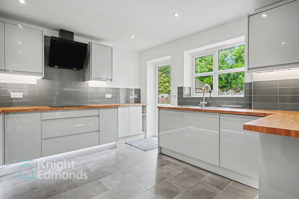 Property photo 2 of 19 Kitchen
