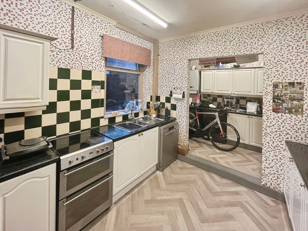 Property photo 3 of 12 Kitchen
