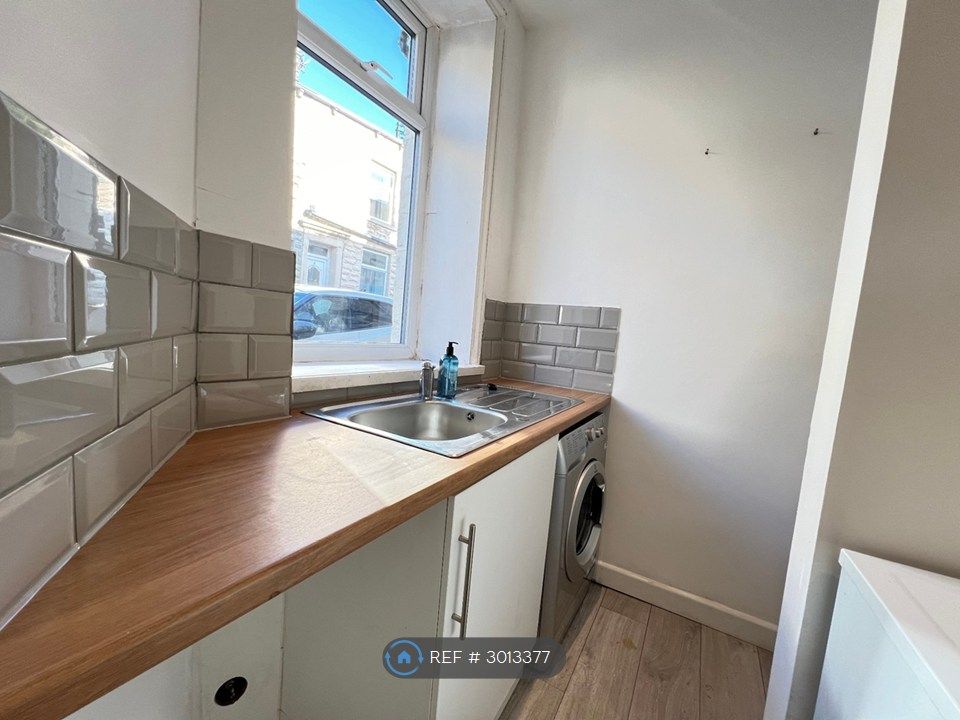 Property photo 2 of 11 Kitchen