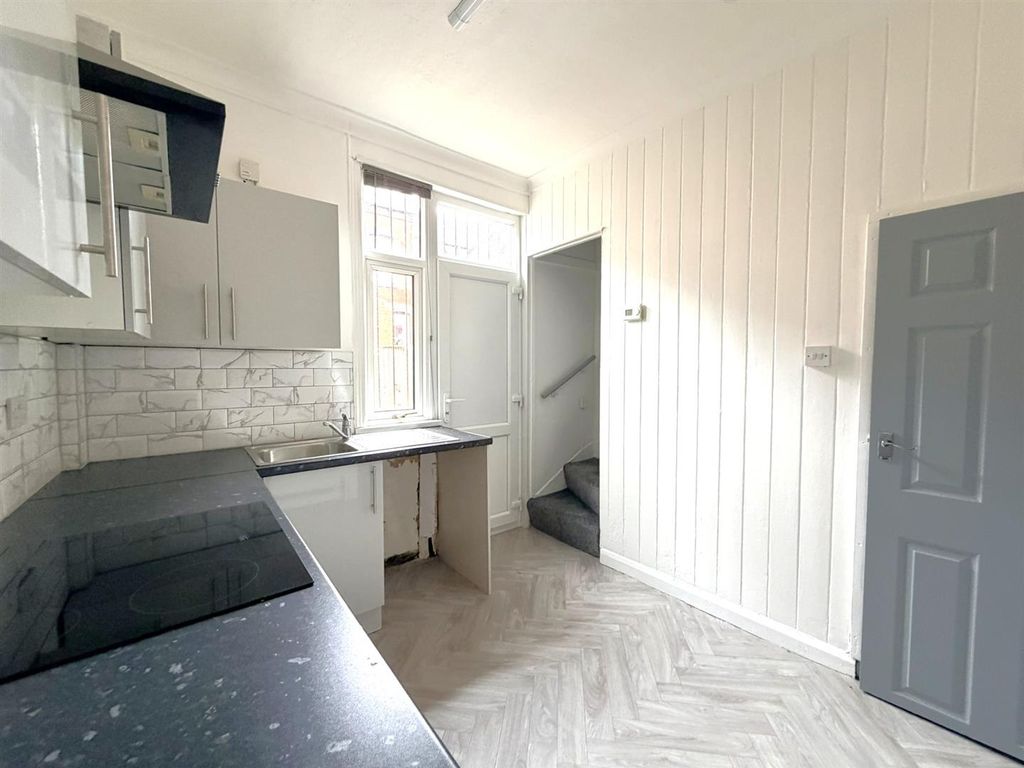 Property photo 3 of 11 Kitchen