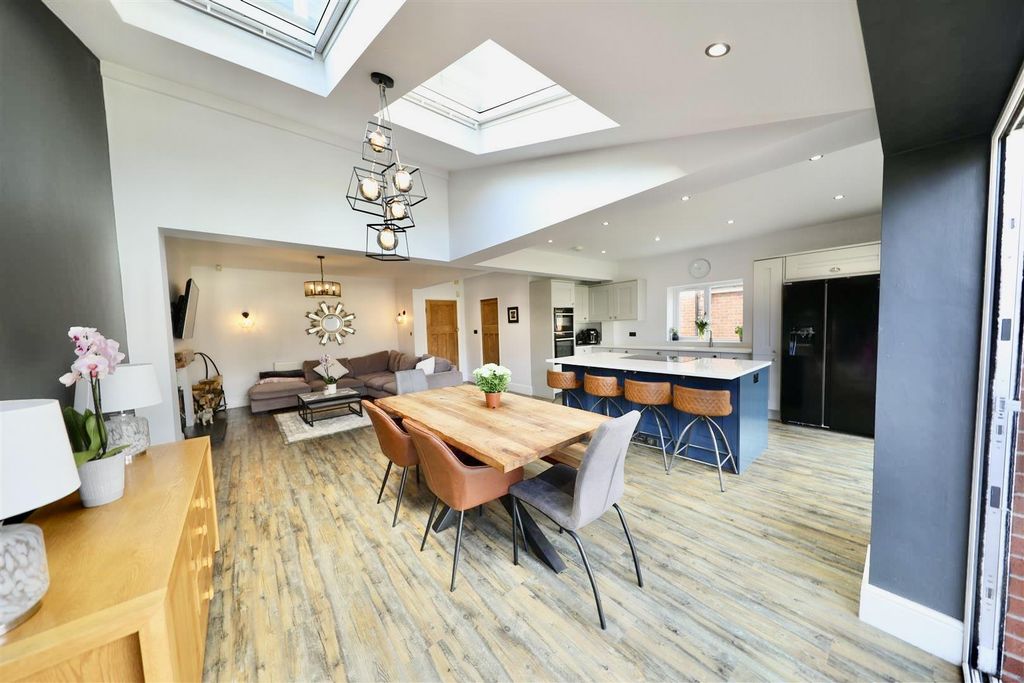 Property photo 2 of 27 Kitchen Diner