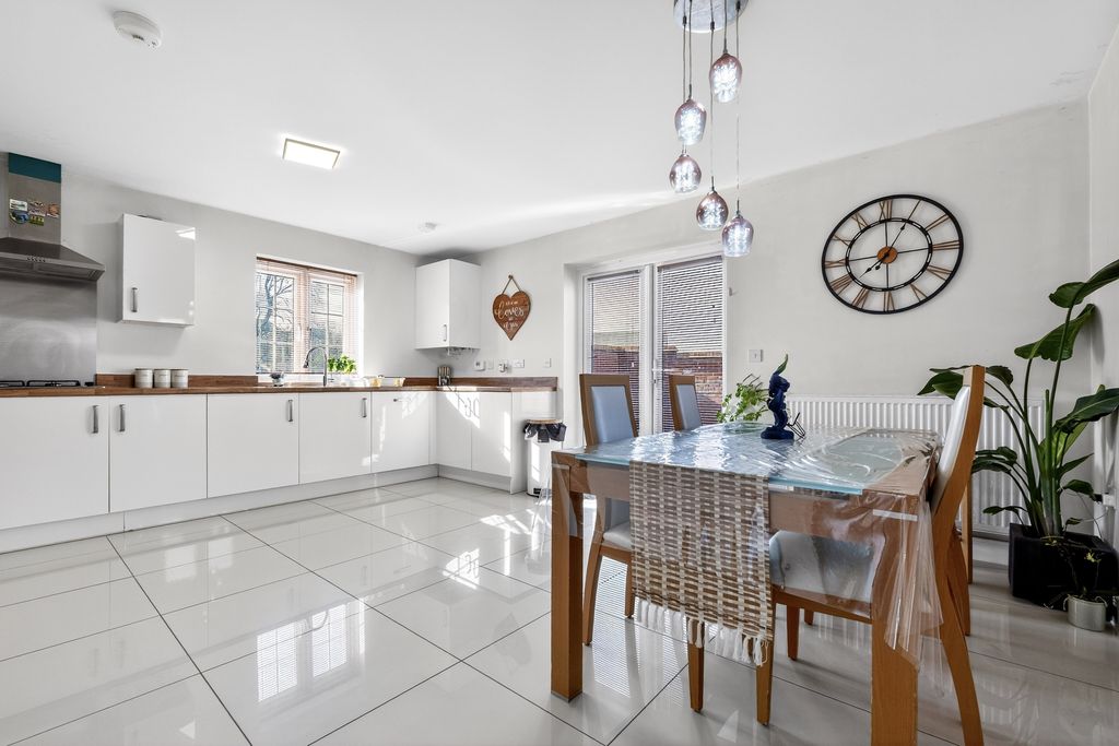 Property photo 2 of 20 Kitchen/Dining Room