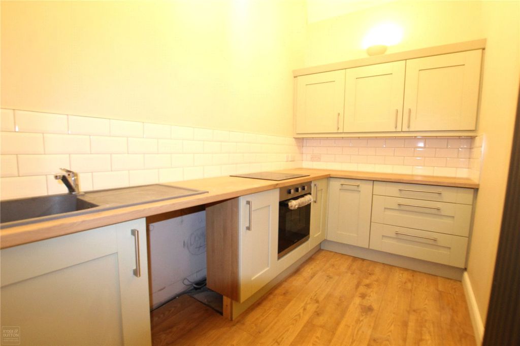Property photo 3 of 11 Kitchen