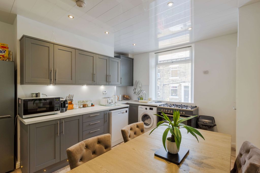 Property photo 3 of 14 Kitchen