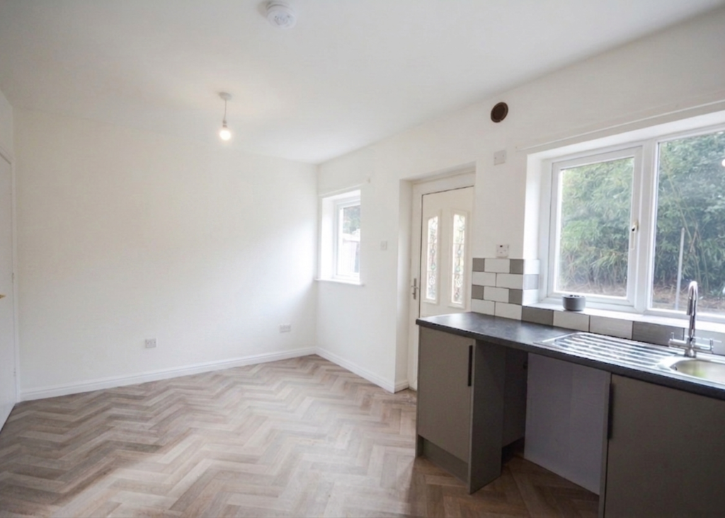 Property photo 3 of 10 Kitchen