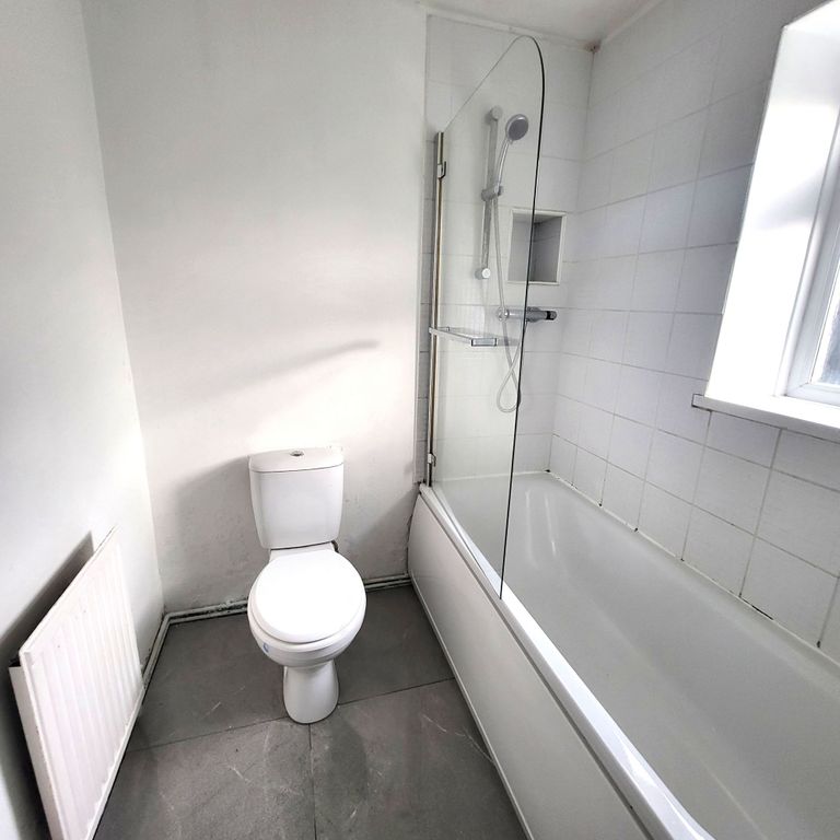 Property photo 3 of 10 Bathroom