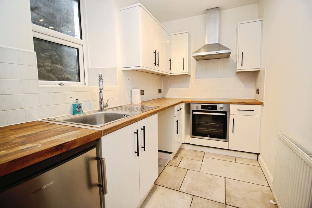 Property photo 3 of 9 Kitchen