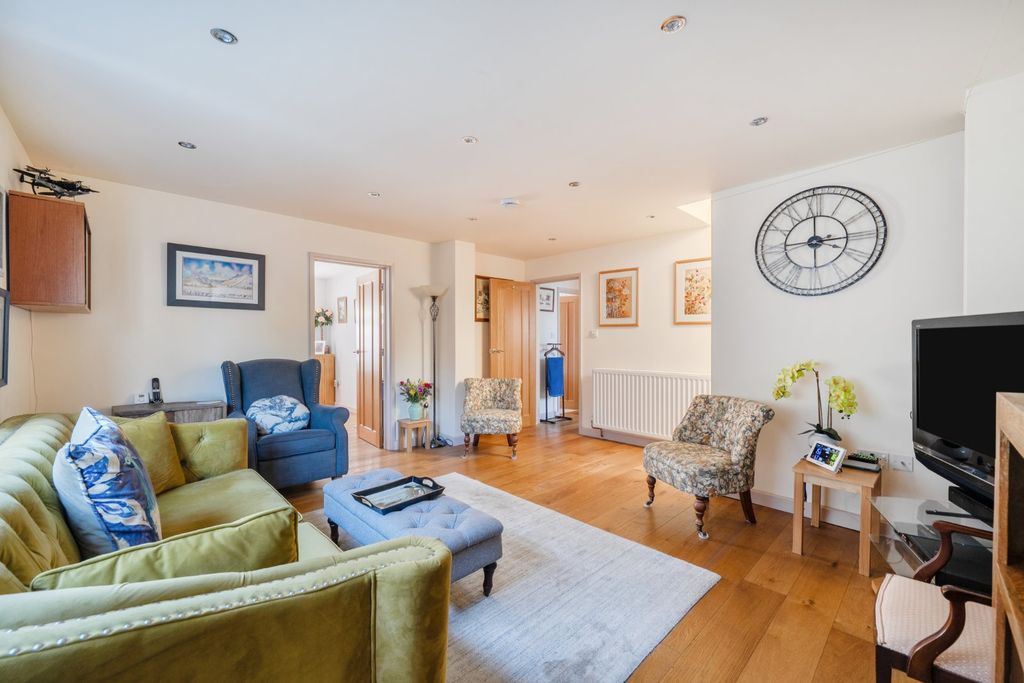 Property photo 2 of 22 Living Room