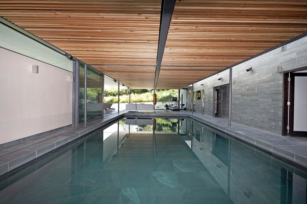 Property photo 2 of 31