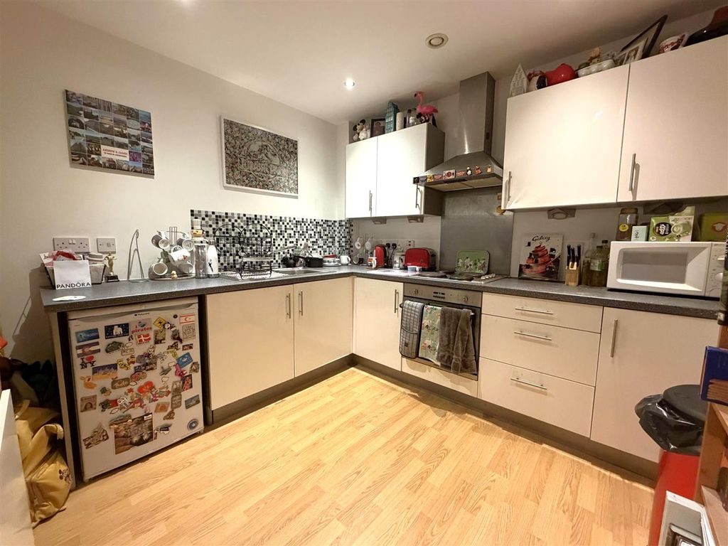 Property photo 3 of 11 Kitchen .Jpeg