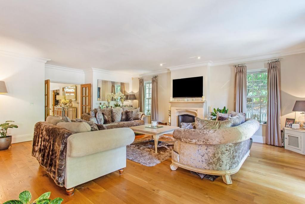 Property photo 2 of 32 Lounge