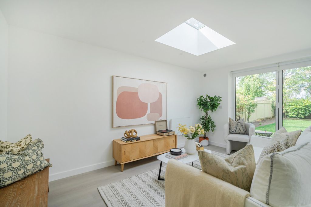 Property photo 2 of 20 1497476-12-6A61De...