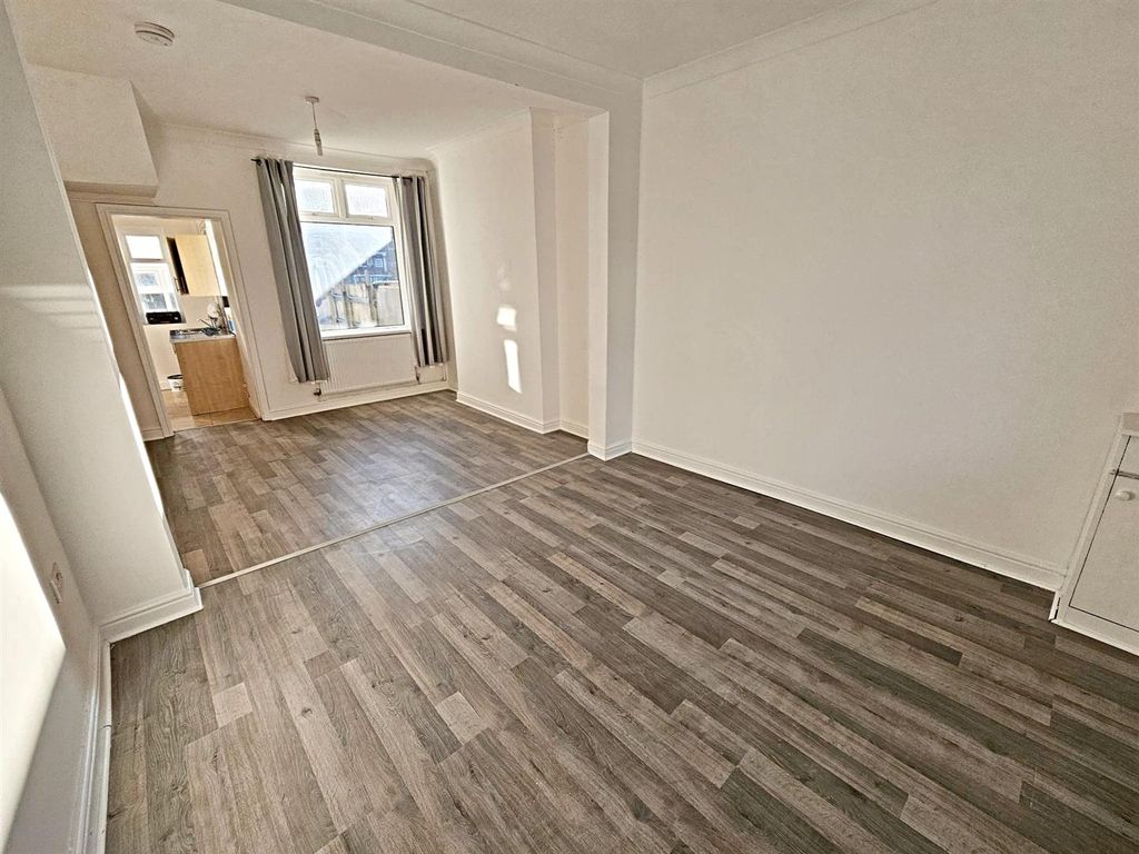 Property photo 3 of 15 Lounge