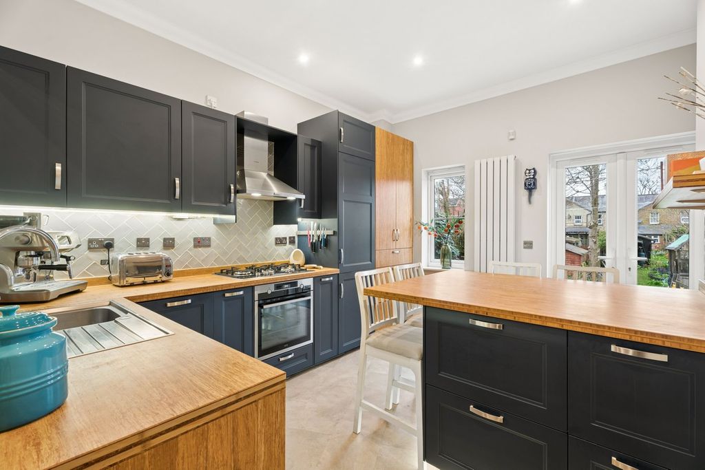 Property photo 2 of 21