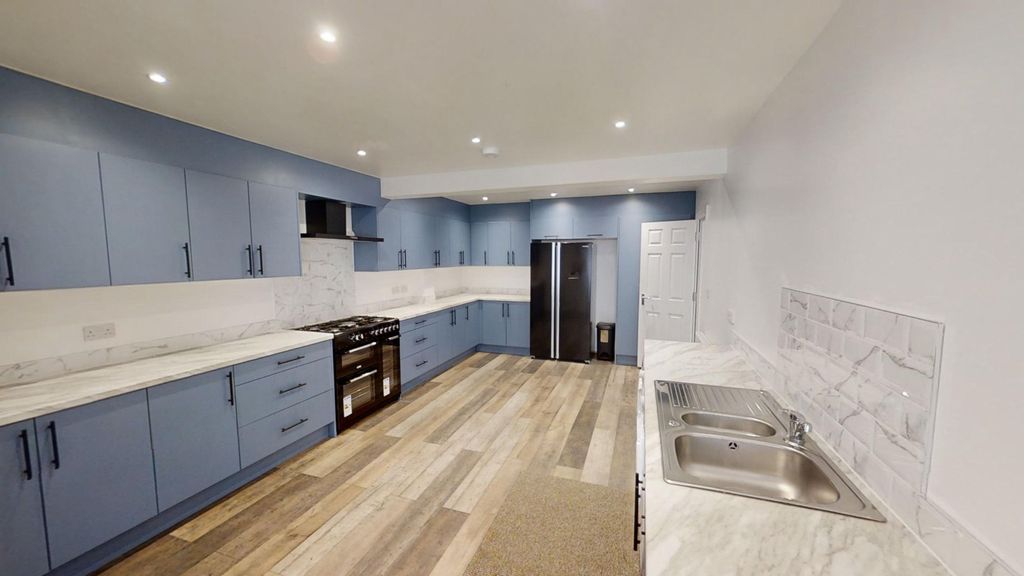 Property photo 2 of 42