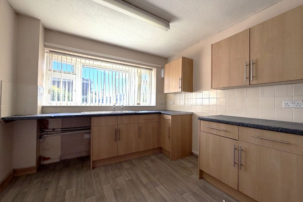 Property photo 2 of 10 Kitchen