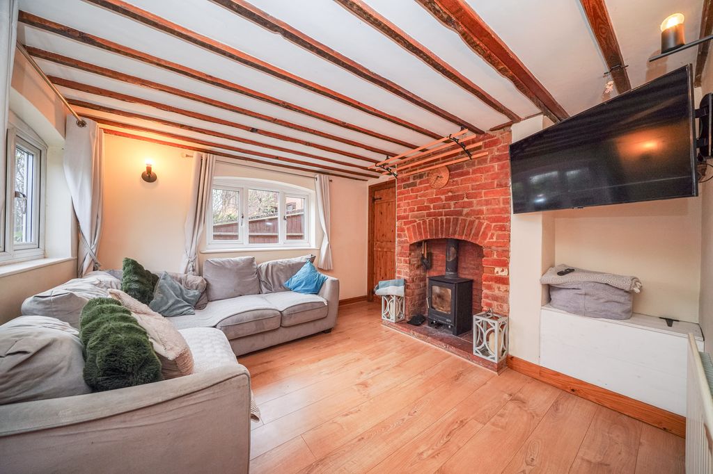 Property photo 3 of 13 56-Aylesbury-Road-01033