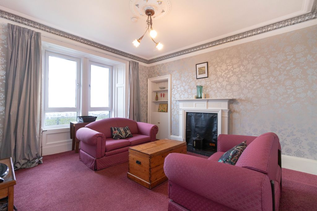 Property photo 3 of 19 Lounge