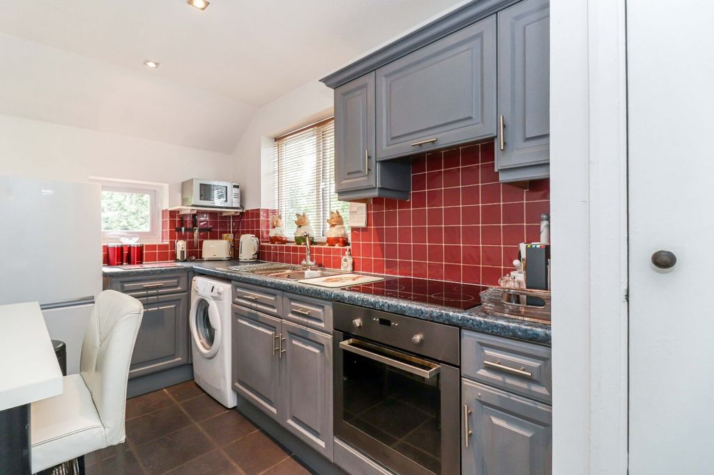Property photo 3 of 10 Kitchen