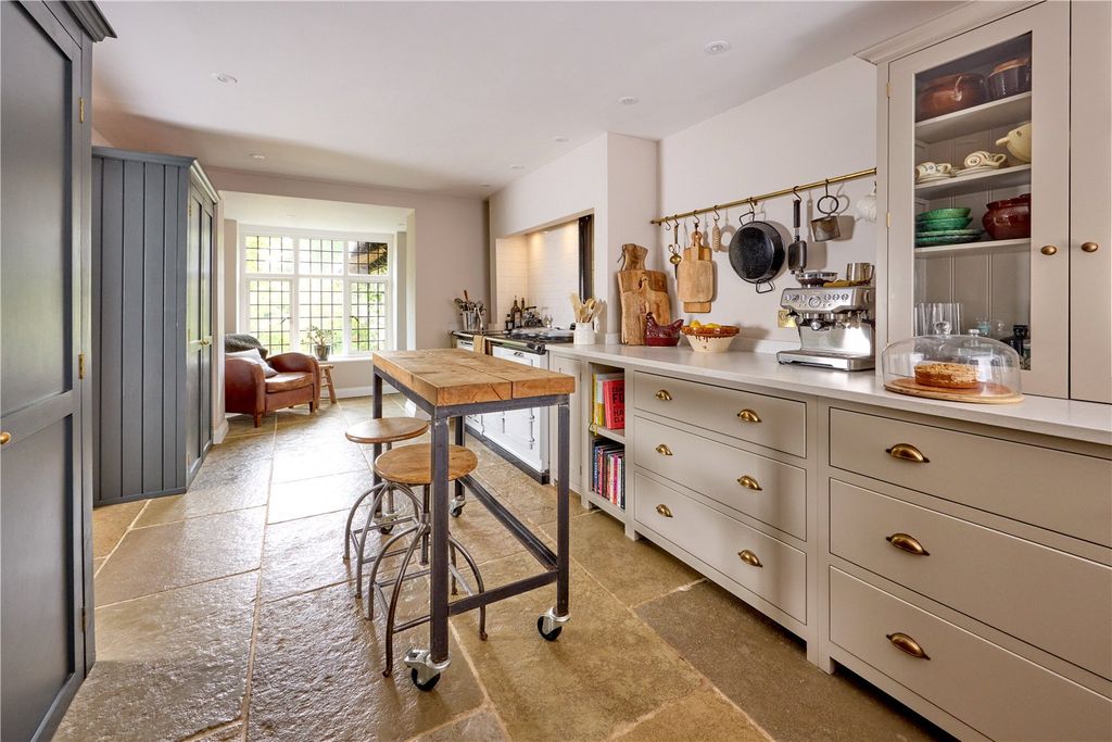 Property photo 3 of 20 Kitchen/Breakfast