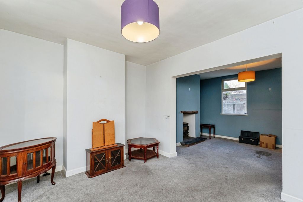 Property photo 3 of 17 Lounge