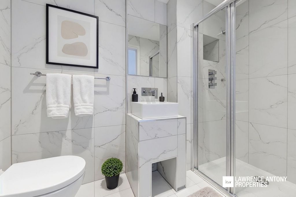 Additional image 18 of 3 bed flat for saleGrand Parade, Leigh-On-Sea SS9
