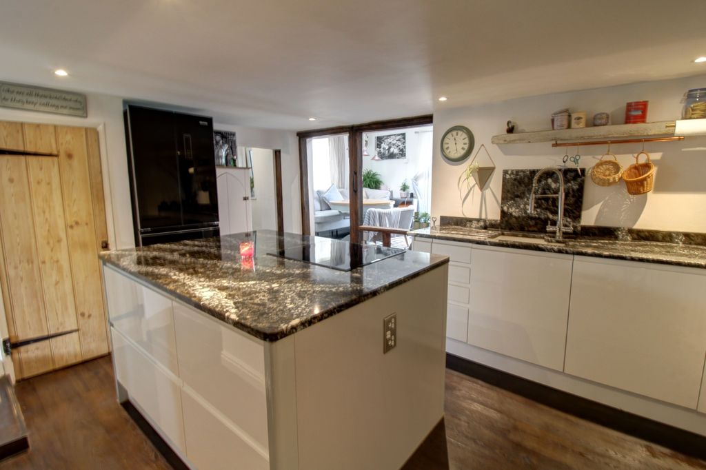 Property photo 2 of 19 Kitchen