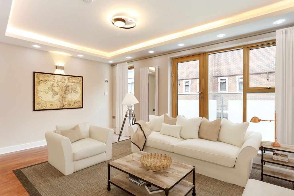 Property photo 1 of 12 Open-Plan Lounge