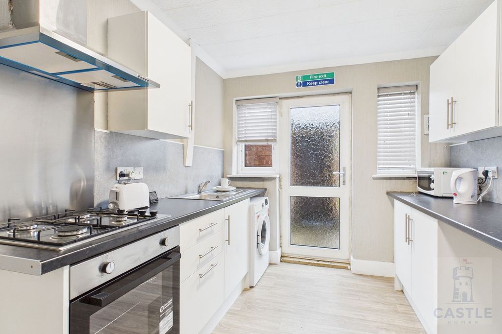 Property photo 3 of 10 Kitchen