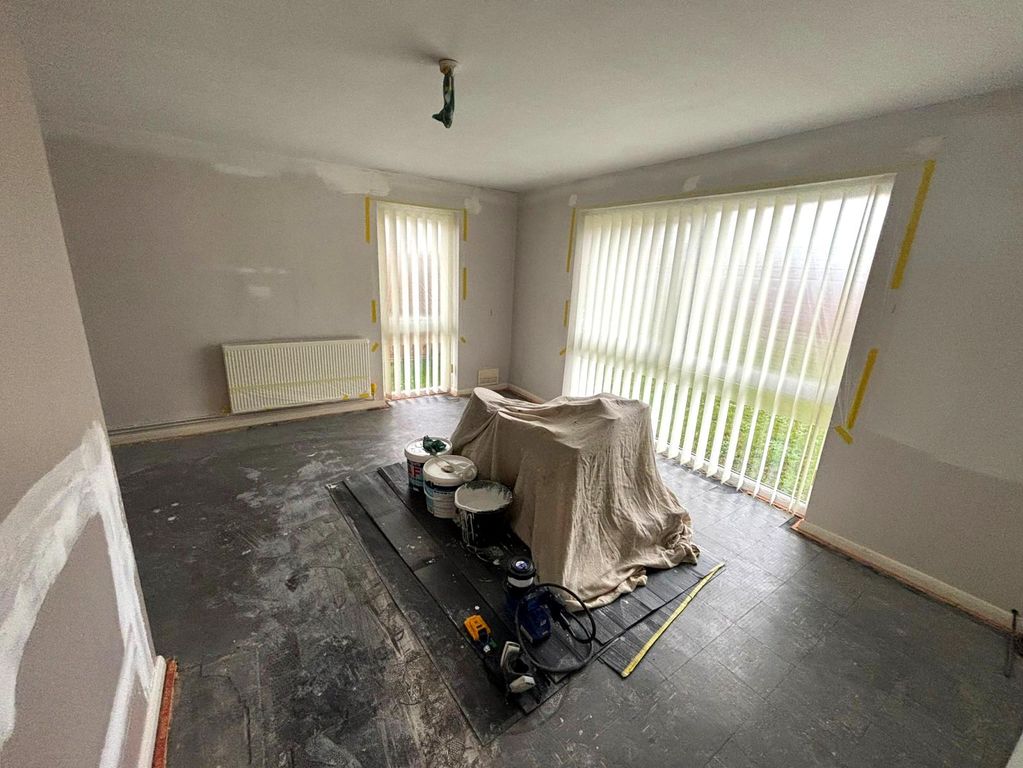 Property photo 3 of 11 Living Room