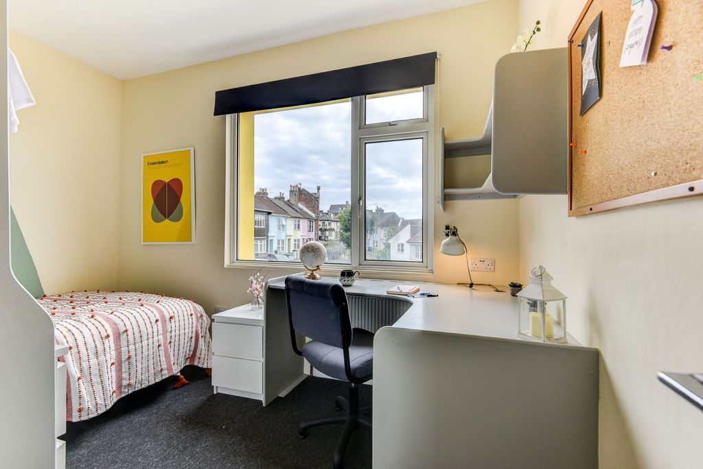 Property photo 3 of 5 A Bright And Tidy Single Bedroom Featuring A Comfo...