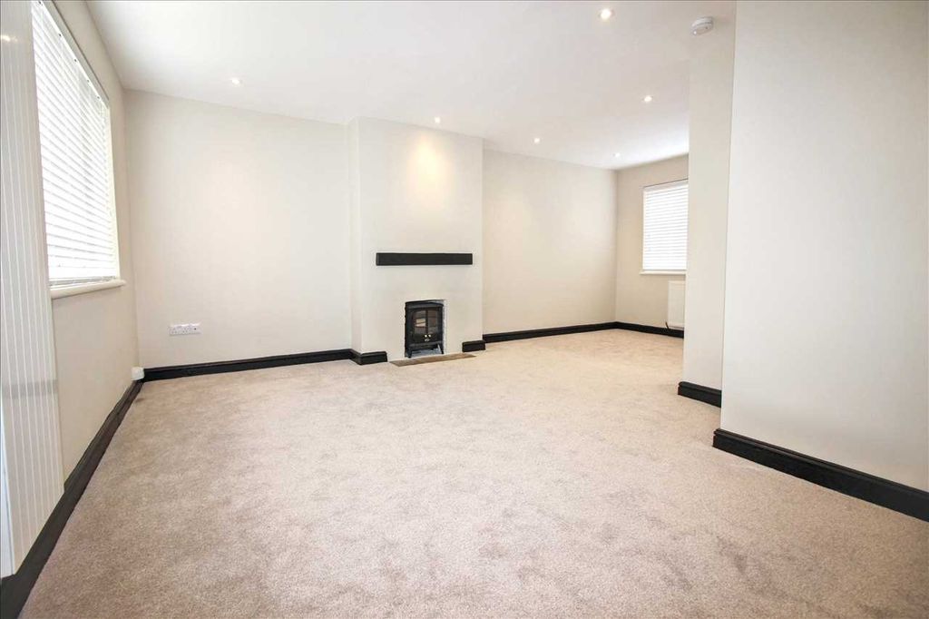 Property photo 3 of 11 Lounge