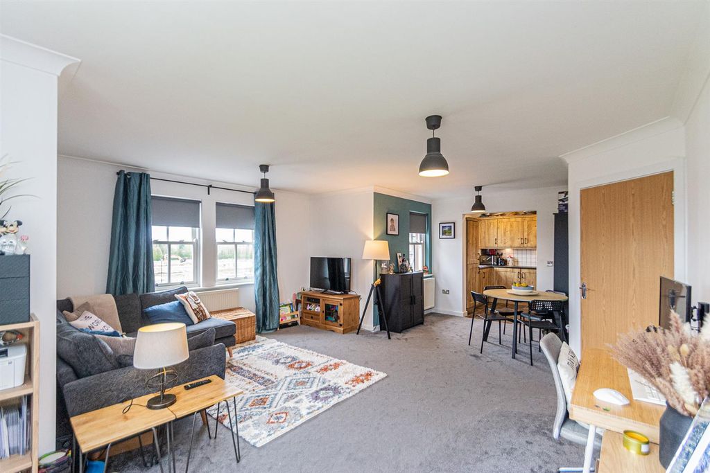 Property photo 2 of 15 Lounge &amp; Dining Area