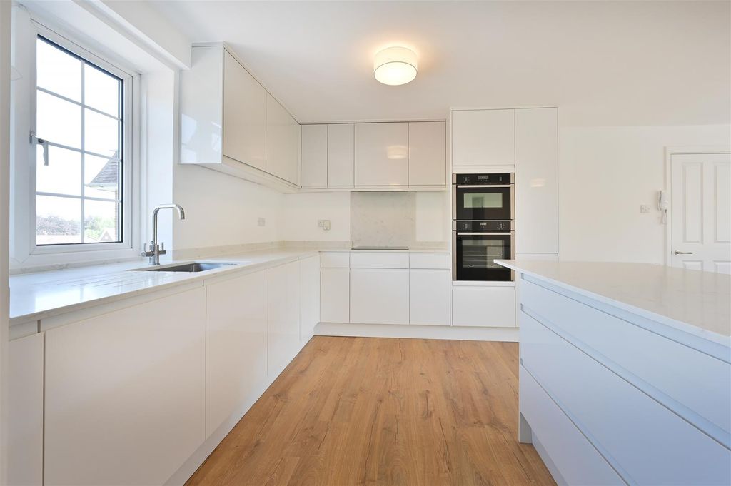 Property photo 2 of 10 2 Amenbury Court-4.Jpg