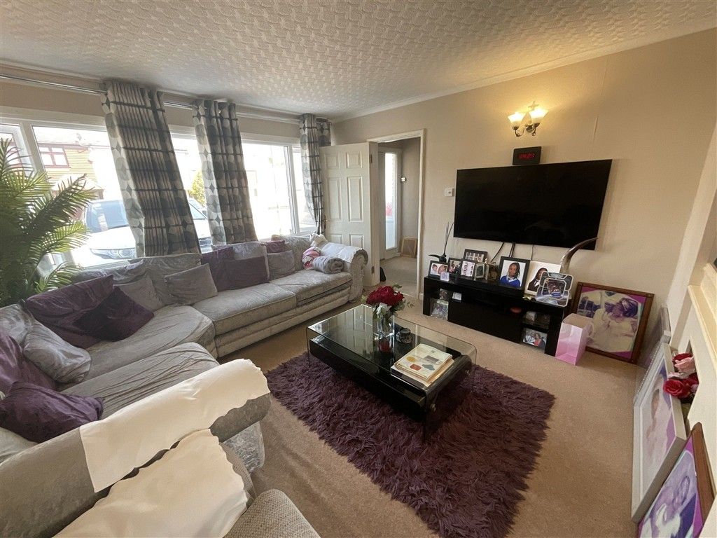 Property photo 3 of 11 Lounge