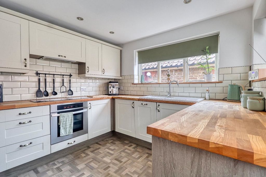 Property photo 3 of 16 Kitchen