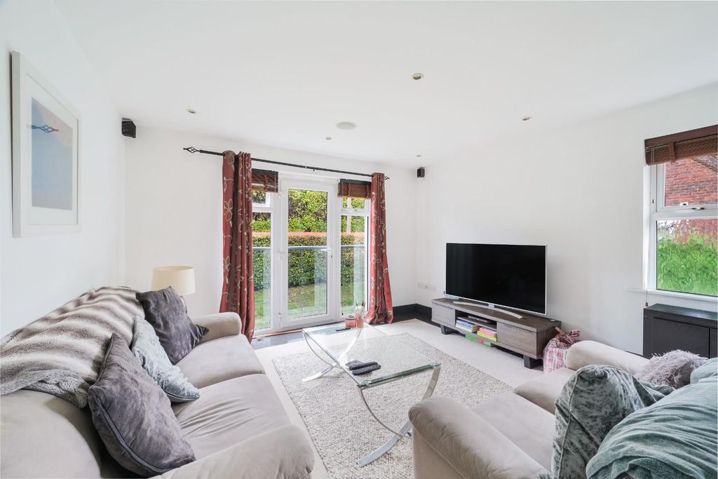 Property photo 2 of 10 Chesham Heights