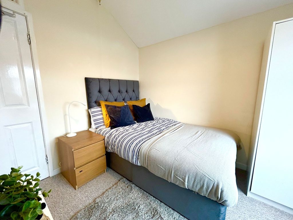 Property photo 3 of 9 Experience Comfort In This Beautifully Presented d...