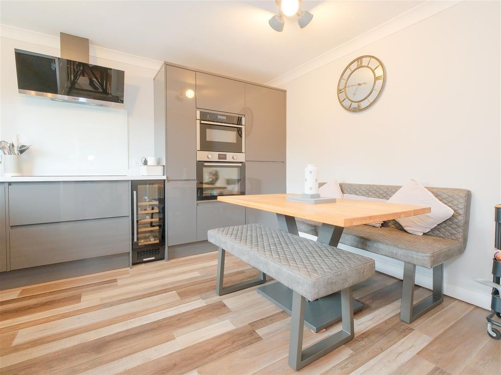 Property photo 2 of 20 Hewitt Close 6.Jpg