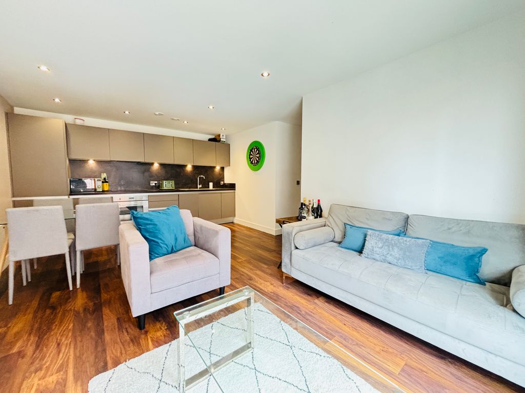 Property photo 1 of 10 Gorgeous 2 Bedroom Flat