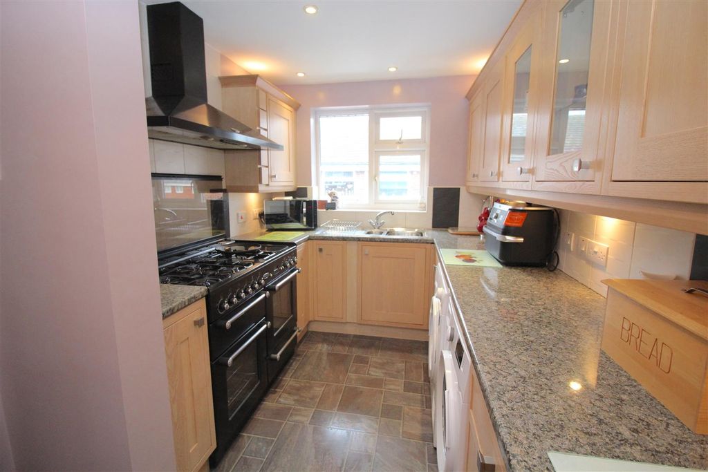 Property photo 1 of 11 Kitchen