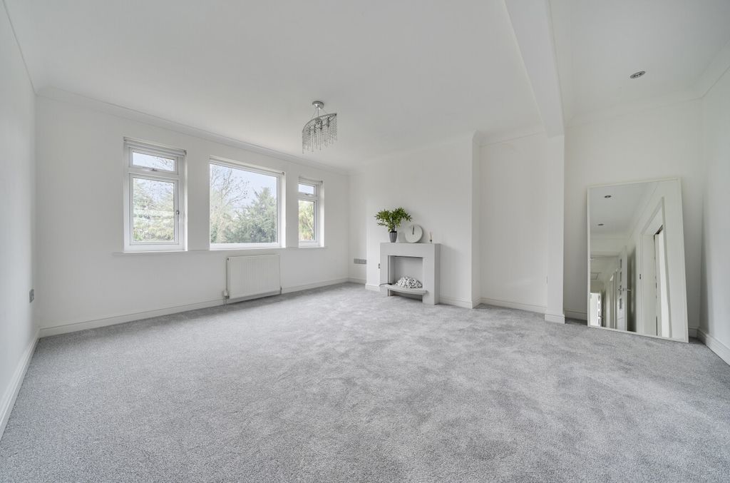 Property photo 2 of 20 Lounge3