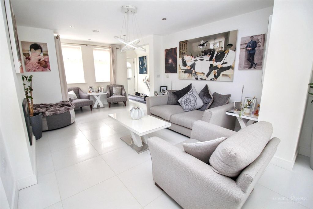 Property photo 3 of 34 Lounge Diner